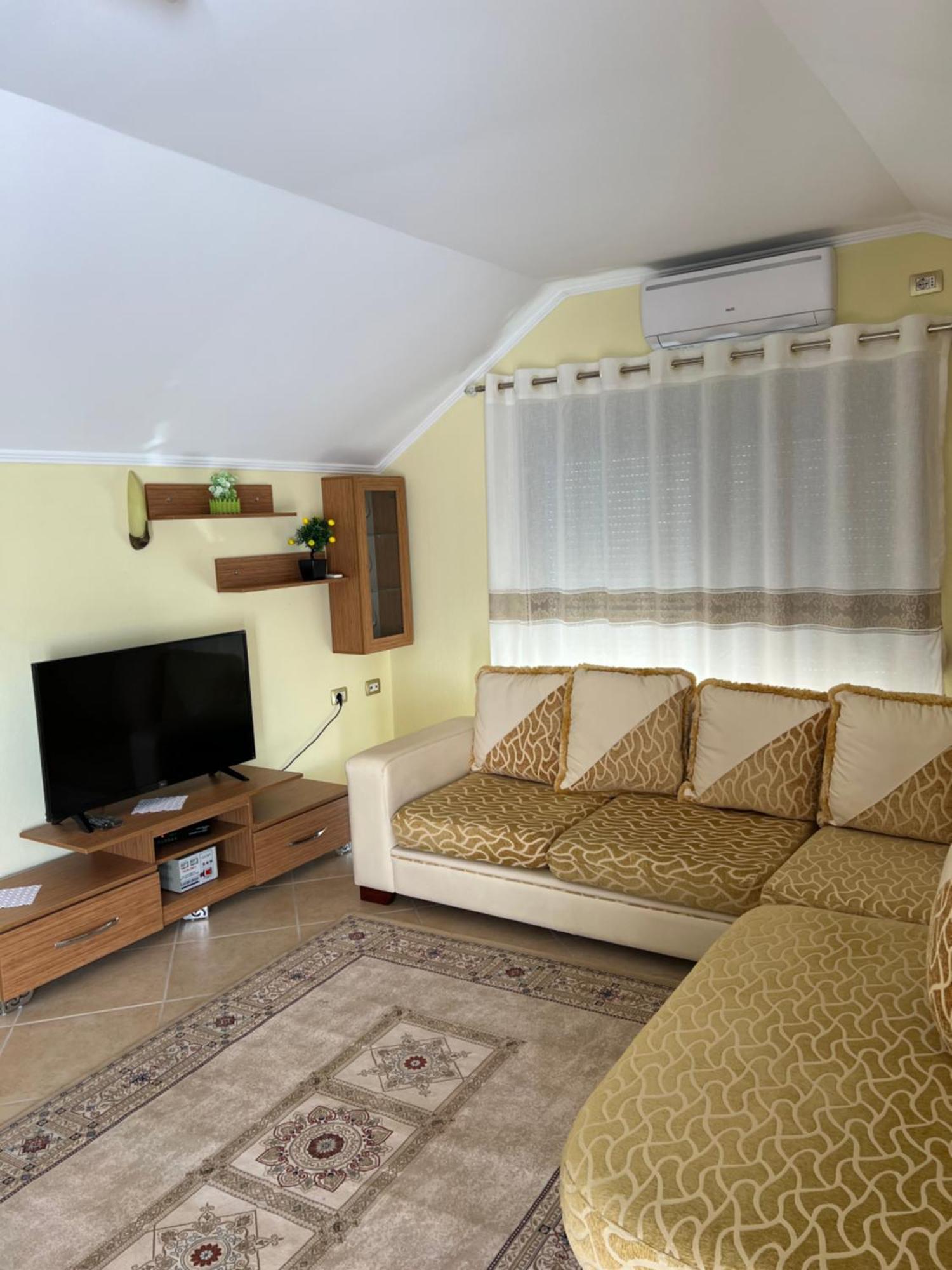 Flower Terrace Apartment Gjirokastër Buitenkant foto